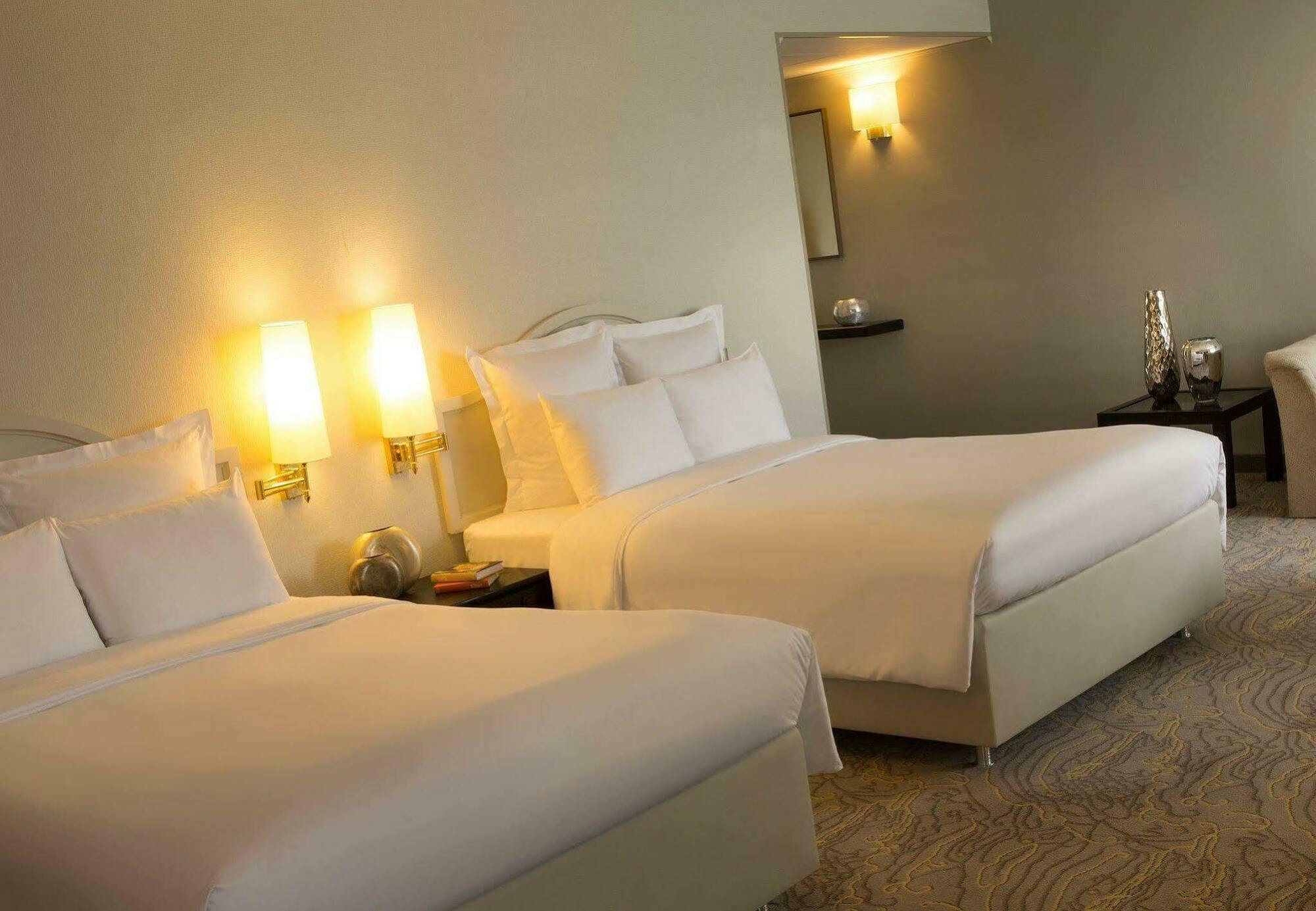 Renaissance Hotel 4*